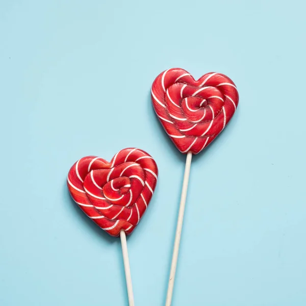 Cartão Valentine Dois Pirulitos Doces Como Coração Fundo Azul Conceito — Fotografia de Stock