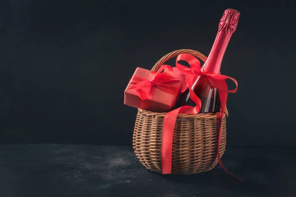 Carte Voeux Saint Valentin Avec Champagne Panier Cadeau Sur Noir — Photo