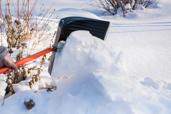 Odstranění Sněhu Lopatou Sněžení Venku Detailní Záběr — Stock fotografie