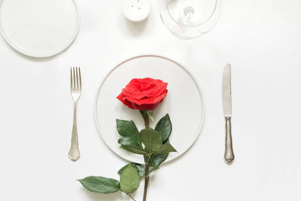 Valentinstag Oder Geburtstag Romantisches Abendessen Eleganz Tischdecke Mit Roter Rose — Stockfoto