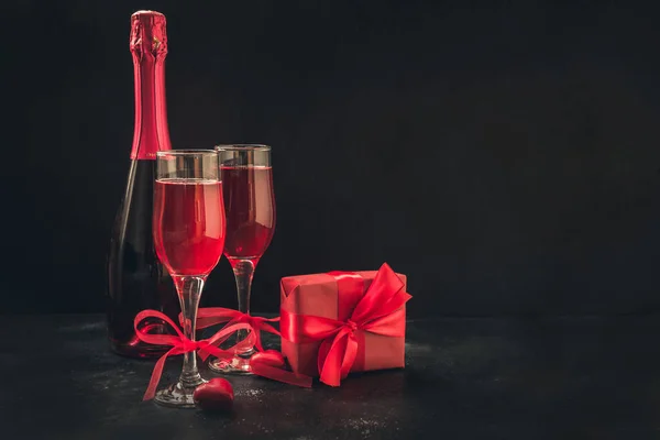 情人节和生日贺卡与红色的香槟酒和心糖果在黑色 文本和问候语的空间 — 图库照片