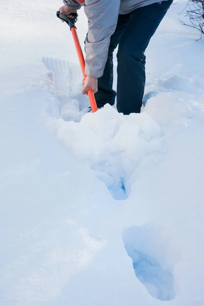 Odklízení Sněhu Muž Sněžení Odklízení Sněhu Lopatu Venku — Stock fotografie