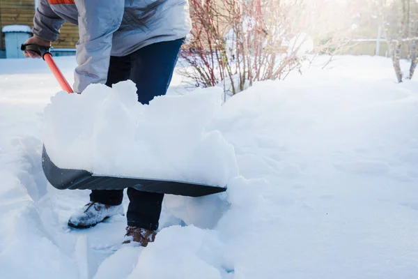 Odklízení Sněhu Muž Sněžení Odklízení Sněhu Lopatu Venku — Stock fotografie