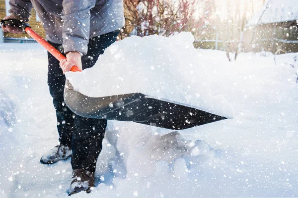 Snöröjning Man Snöskottning Spade Efter Snöfall Utomhus — Stockfoto
