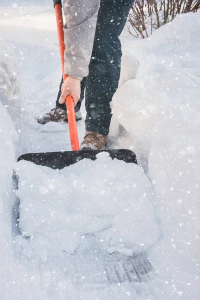 Schneebeseitigung Mann Räumt Schnee Mit Schaufel Nach Schneefall Freien — Stockfoto