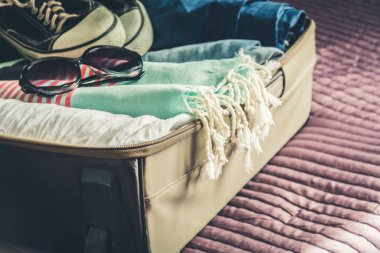 Açık bavul gezi tatil için kadın giysileri ile. Ambalaj şeyler.