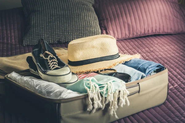 Açık bavul gezi tatil için kadın giysileri ile. Ambalaj şeyler.