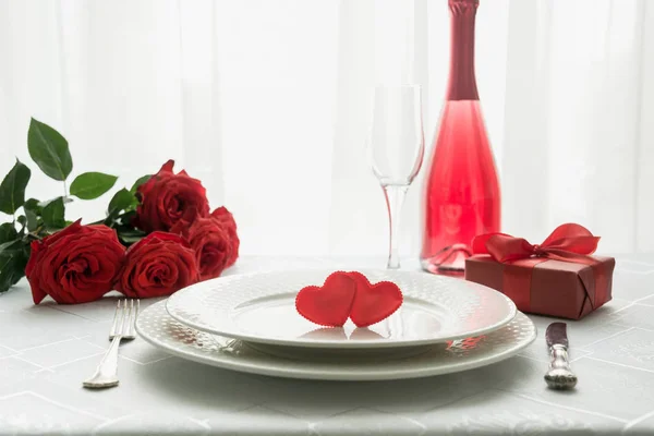 情人节餐桌上的地方设置与红玫瑰和香槟 文本的空间 约会邀请函 — 图库照片