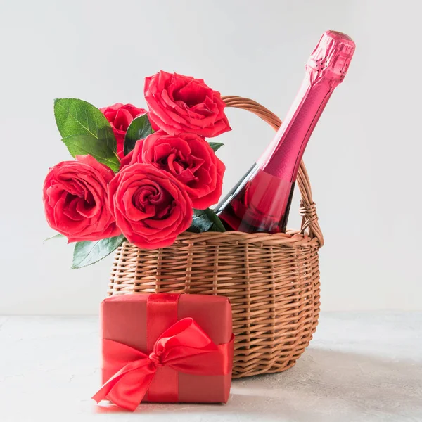 발렌타인 바구니 장미와 샴페인 화이트에 선물의 꽃다발에 — 스톡 사진