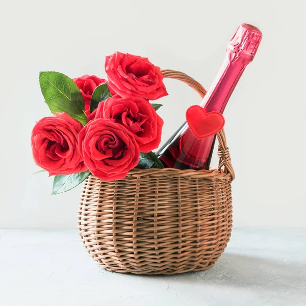 情人节礼物篮 红玫瑰花束 和白色的心脏 — 图库照片