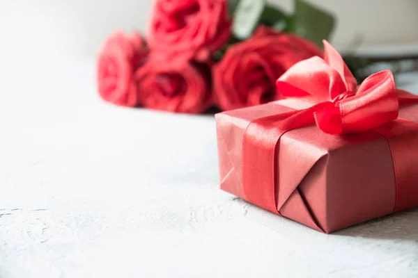Cartão Dos Namorados Com Caixa Presente Vermelha Rosas Românticas Branco — Fotografia de Stock