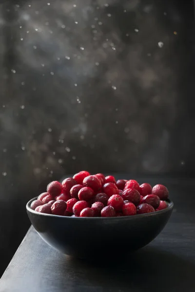 Cranberries Congelados Uma Tigela Fundo Preto — Fotografia de Stock