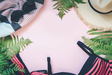 Hasır plaj güneş-şapka ve güneş gözlüğü punchy pembe metin için yer ile. Kadın kıyafeti beach için. Yaz konsepti.