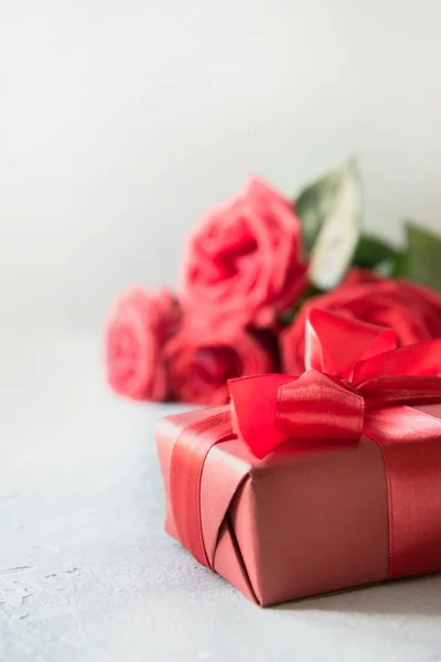 Cartão Dos Namorados Com Caixa Presente Vermelha Rosas Românticas Garrafa — Fotografia de Stock