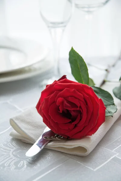 Святкова Або Романтична Вечеря Червоною Трояндою Романтичне Запрошення — стокове фото