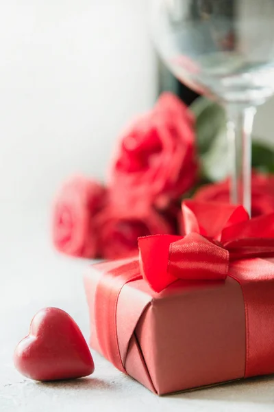 情人节卡红色礼品盒 浪漫玫瑰 香槟瓶上的白色 文本的空间 — 图库照片