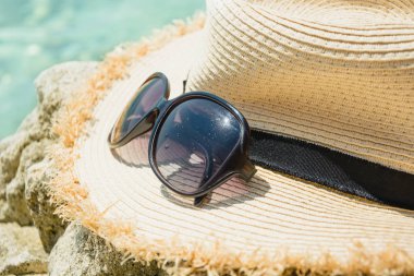 Kadın aksesuar, saman sunhat, plajda güneş gözlüğü. Bearch tatil yaz