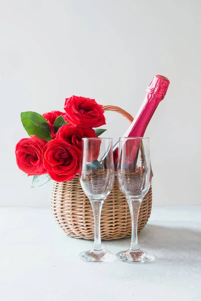 발렌타인 바구니 화이트에 샴페인의 꽃다발 — 스톡 사진
