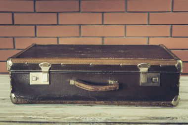 Ahşap ışığı kartı eski vintage bavula. Yakın çekim.