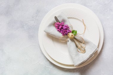Elegance tablo ayarını hafif masaya Lila çiçek ile. Paskalya Romantik akşam yemeği. Üstten görünüm.