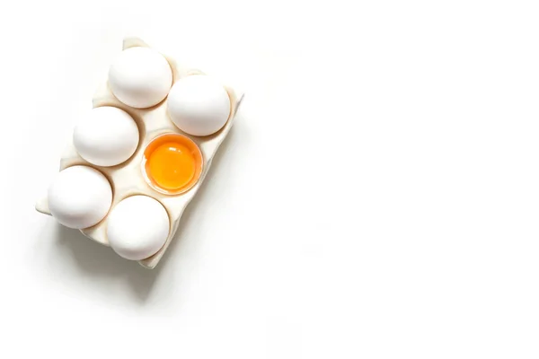 有机白鸡蛋在瓷装饰盒上的白色 天然健康食品和有机农业理念 带复制空间的顶视图 — 图库照片