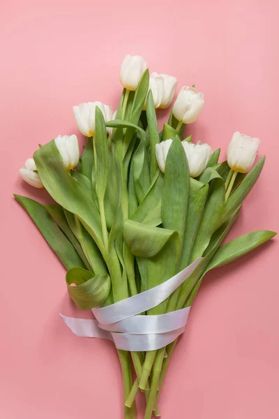 Kytice z bílých Tulipán na růžovou. Pohled shora s kopií prostor. — Stock fotografie