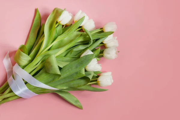 Ramo de tulipán blanco sobre rosa milenario. Vista superior con espacio de copia . — Foto de Stock