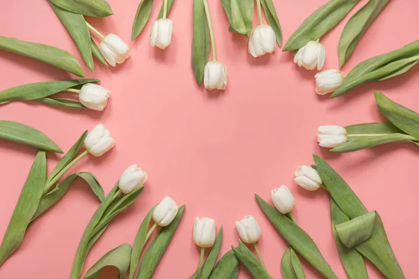 Tulipán blanco dispuesto como corazón en rosa milenario. Vista superior . — Foto de Stock