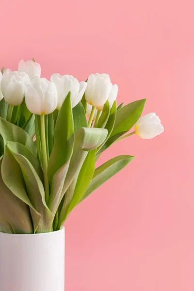 Csokor vázában a millenniumi rózsaszín fehér tulipán. — Stock Fotó