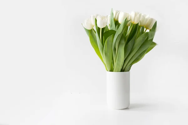 Buquê de tulipa branca em vaso em branco. — Fotografia de Stock