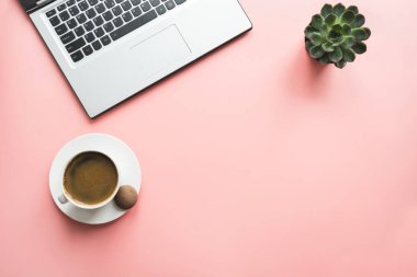 Açık laptop, planlama ve kahve. Üstten Görünüm kopya alanı ile. Office iş kavramı. Çalışma süreci.
