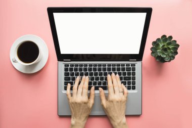 Dizüstü bilgisayarda office pembe tablo yazmaya kadın. Metin üstünde perde için yer.