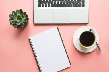 Açık laptop, planlama ve kahve. Üstten Görünüm kopya alanı ile. Office iş kavramı. Çalışma süreci.
