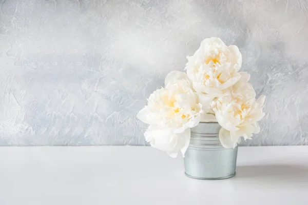 Belo buquê de flores brancas de peônia em vaso. Espaço de cópia . — Fotografia de Stock