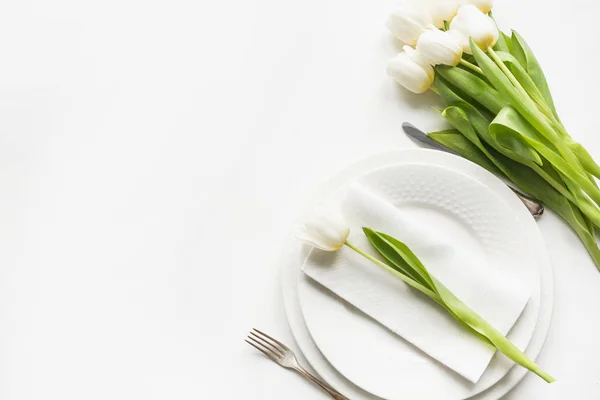 Configuração Mesa Mola Elegante Com Tulipa Branca Mesa Branca Vista — Fotografia de Stock