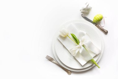 Paskalya akşam yemeği. Beyaz masa üzerinde Beyaz Lale ile sofra. Üstten Görünüm. Metin için yer.