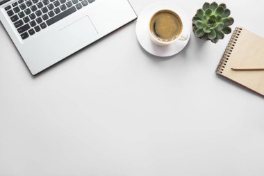 Açık dizüstü, belgelendirme ve siyah kahve ile çalışma alanı. Üstten Görünüm kopya alanı ile. Office iş kavramı. Çalışma süreci. Düz yatıyordu slyle.