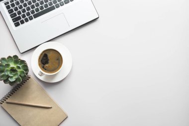 Açık dizüstü, belgelendirme ve siyah kahve ile çalışma alanı. Üstten Görünüm kopya alanı ile. Office iş kavramı. Çalışma süreci. Düz yatıyordu slyle.