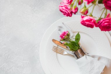 Buket pembe gül ve süslemeleri ile romantik tablo ayarı. Üstten görünüm. Seçici odak.