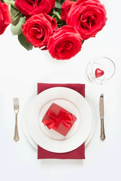 Романтический Стол Красными Розами Подарком Вид Сверху — стоковое фото