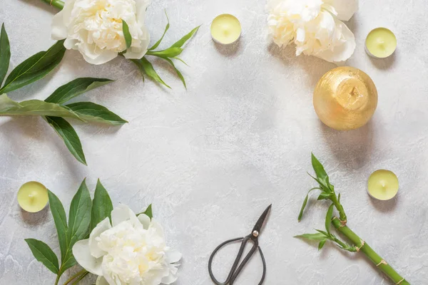 女性の創造的な春ワークスペース 白牡丹の花 Candels 光のビンテージ テーブルの上 コピー スペース — ストック写真