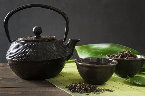 Csésze Zöld Tea Fekete Kína Vízforraló Fekete Háttér Másol Hely — Stock Fotó