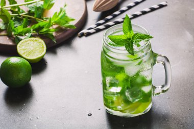 Mojito Kokteyl garnitür siyah masada mason kavanoza. Yakın çekim. Metin için yer kopyalayın.