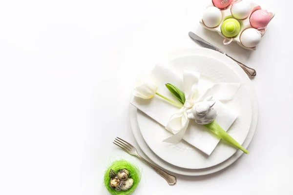 Osteressen Tischdekoration Mit Weißen Tulpen Bunte Eier Auf Weißem Tisch — Stockfoto