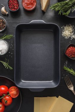 Ham maddeler lazanya, makarna, sebze ve otlar siyah için. Kopya alanı.