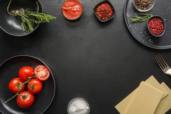 Ingredientes crudos para la lasaña italiana en negro. Copiar espacio . —  Fotos de Stock