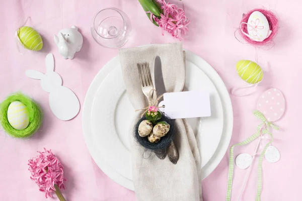 Cena de Pascua. Elegante mesa con flores de primavera sobre mantel rosa. Vista superior . — Foto de Stock