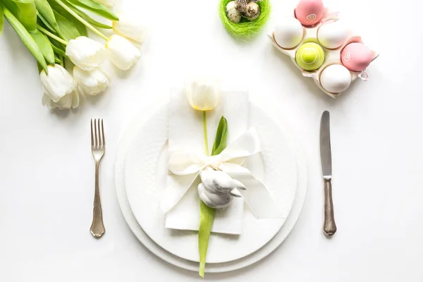 Osteressen. Tischdekoration mit weißer Tulpe auf Tisch. Ansicht von oben. — Stockfoto