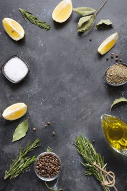 Limon, otlar, baharatlar balık kızartma için vintage gri kenarlık. Pişirme kavramı.