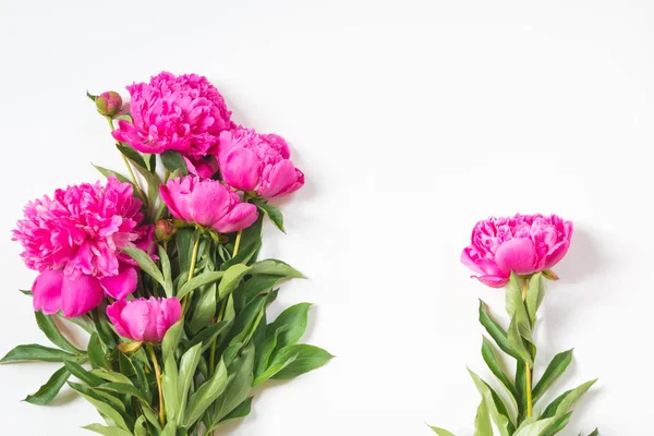 Buquê de flores de peônia rosa românticas em branco. Espaço para cópia. Vista superior . — Fotografia de Stock
